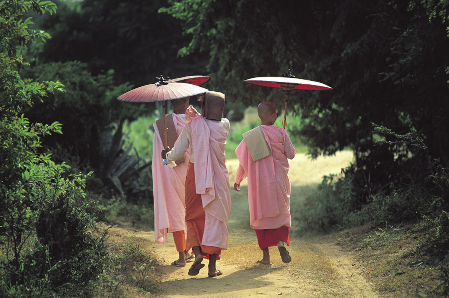 Myanmar, Mingun, Buddhist nuns